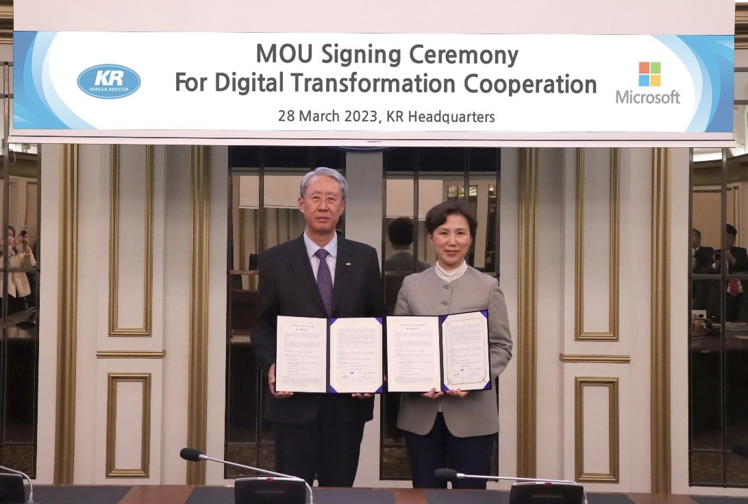 LEE Hyungchul, KR Chairman and CEO (left) and LEE Jieun, Microsoft Korea CEO (right) at the MOU sign
